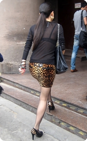 街拍穿豹纹超短裙,超薄黑丝的原味极品少妇