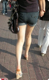 大连街头的热裤长腿美女