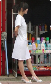 街拍白衣护士装连衣裙MM
