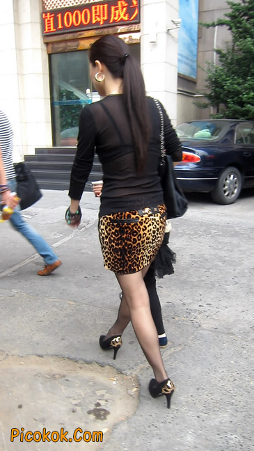 街拍穿豹纹超短裙,超薄黑丝的原味极品少妇15