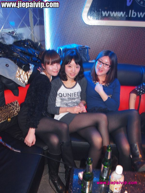 姐妹们KTV聚会,都爱穿黑丝袜_街拍